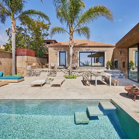 בית נופש Pirate House Sea Front Private Pool Garden